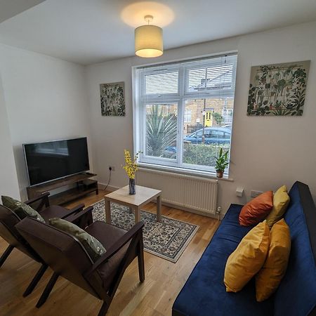 Fantastic 3-Bedroom House In London Morden  Eksteriør bilde