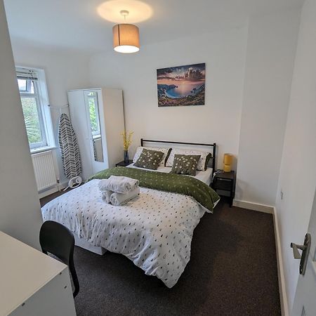 Fantastic 3-Bedroom House In London Morden  Eksteriør bilde