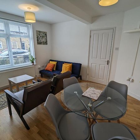 Fantastic 3-Bedroom House In London Morden  Eksteriør bilde