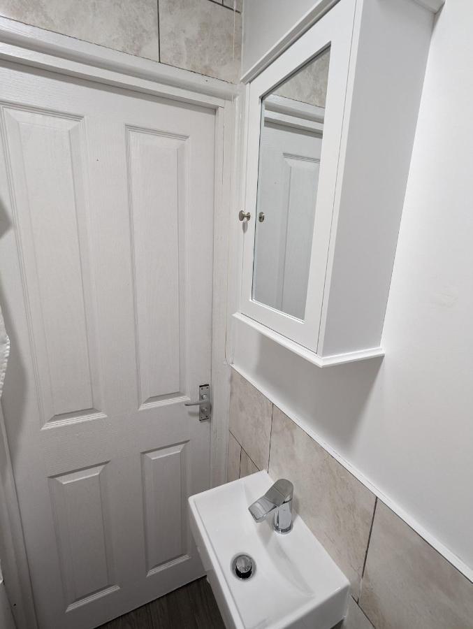 Fantastic 3-Bedroom House In London Morden  Eksteriør bilde