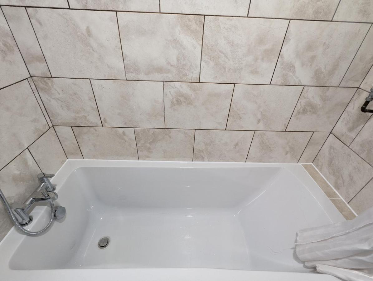 Fantastic 3-Bedroom House In London Morden  Eksteriør bilde