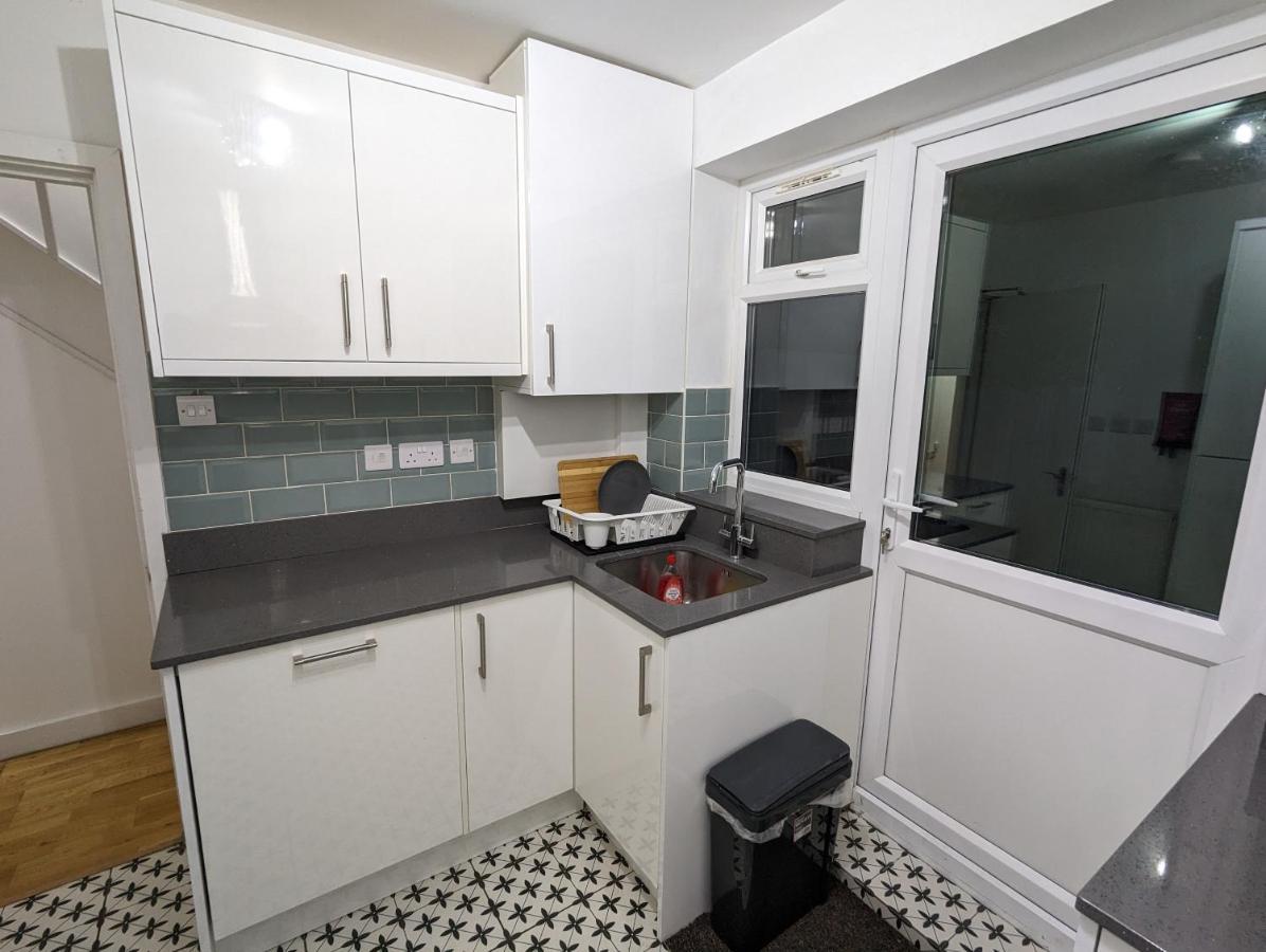Fantastic 3-Bedroom House In London Morden  Eksteriør bilde