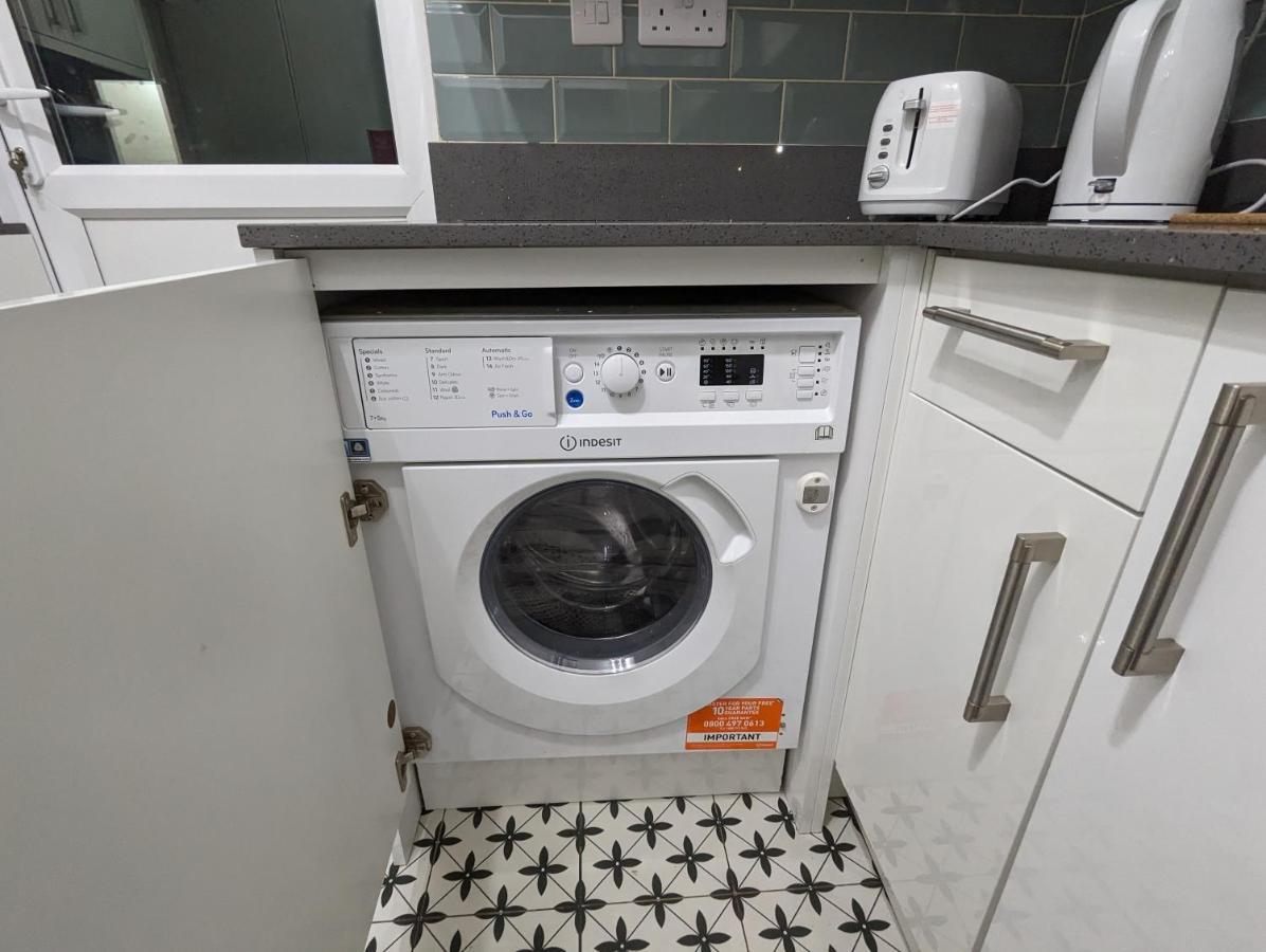 Fantastic 3-Bedroom House In London Morden  Eksteriør bilde