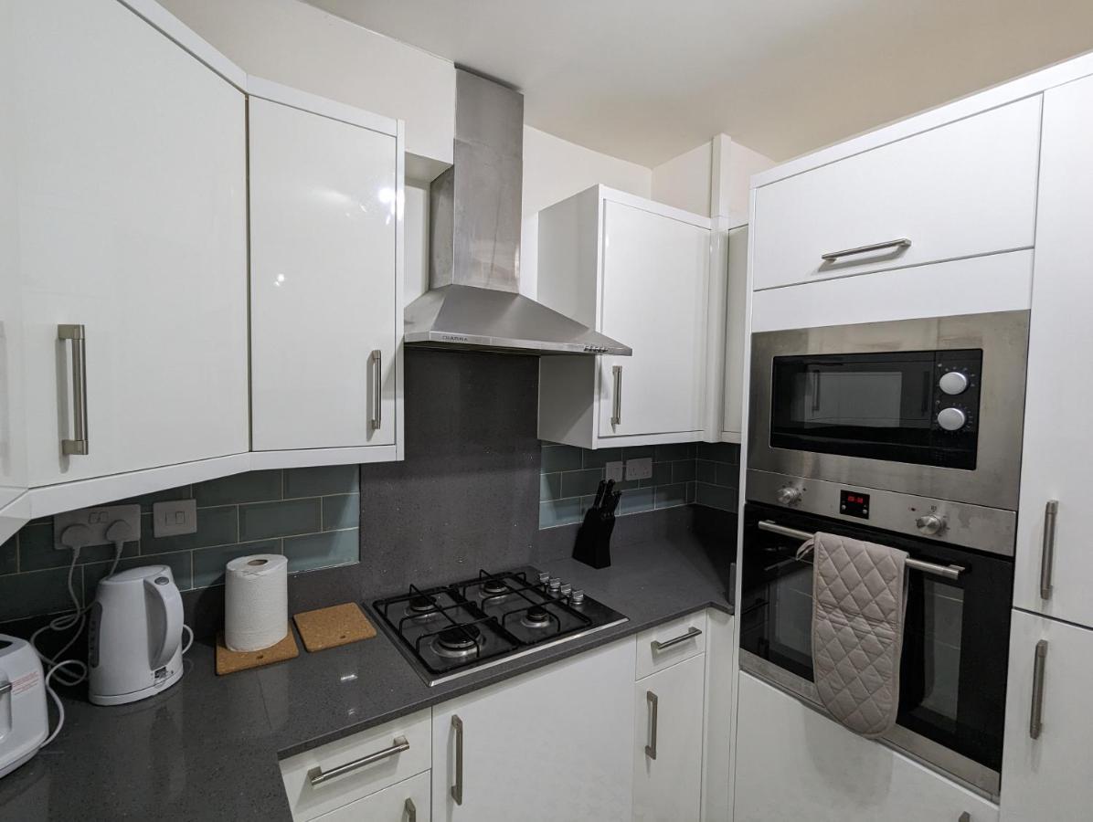 Fantastic 3-Bedroom House In London Morden  Eksteriør bilde