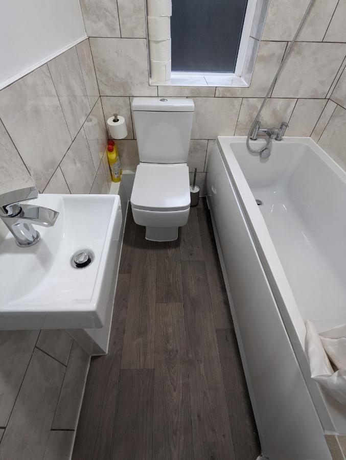 Fantastic 3-Bedroom House In London Morden  Eksteriør bilde