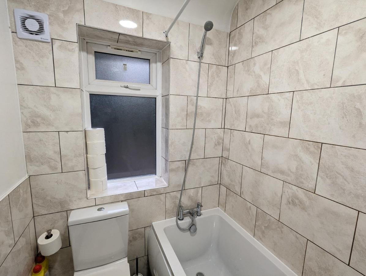 Fantastic 3-Bedroom House In London Morden  Eksteriør bilde