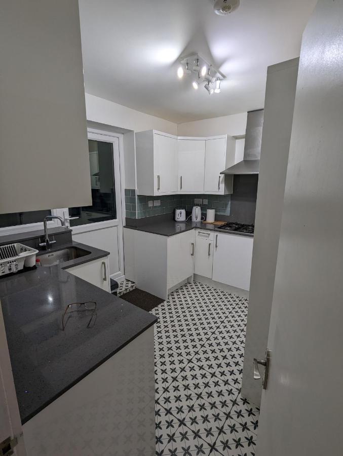 Fantastic 3-Bedroom House In London Morden  Eksteriør bilde