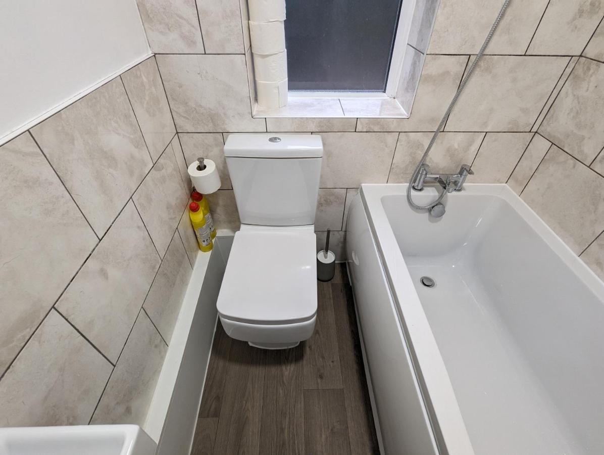 Fantastic 3-Bedroom House In London Morden  Eksteriør bilde