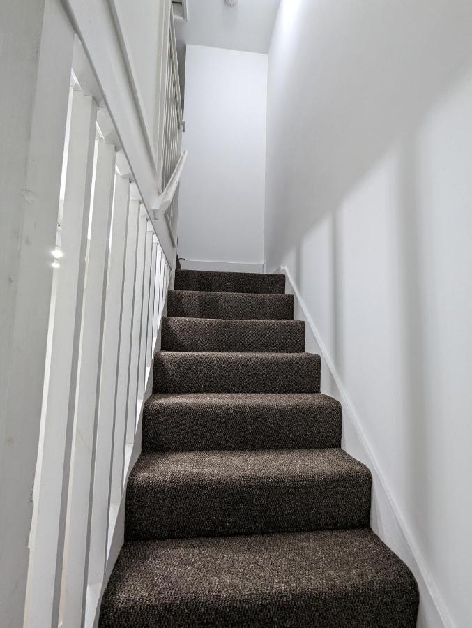 Fantastic 3-Bedroom House In London Morden  Eksteriør bilde
