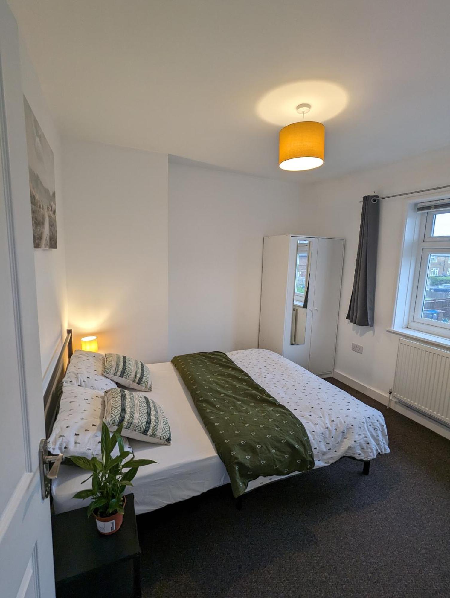 Fantastic 3-Bedroom House In London Morden  Eksteriør bilde