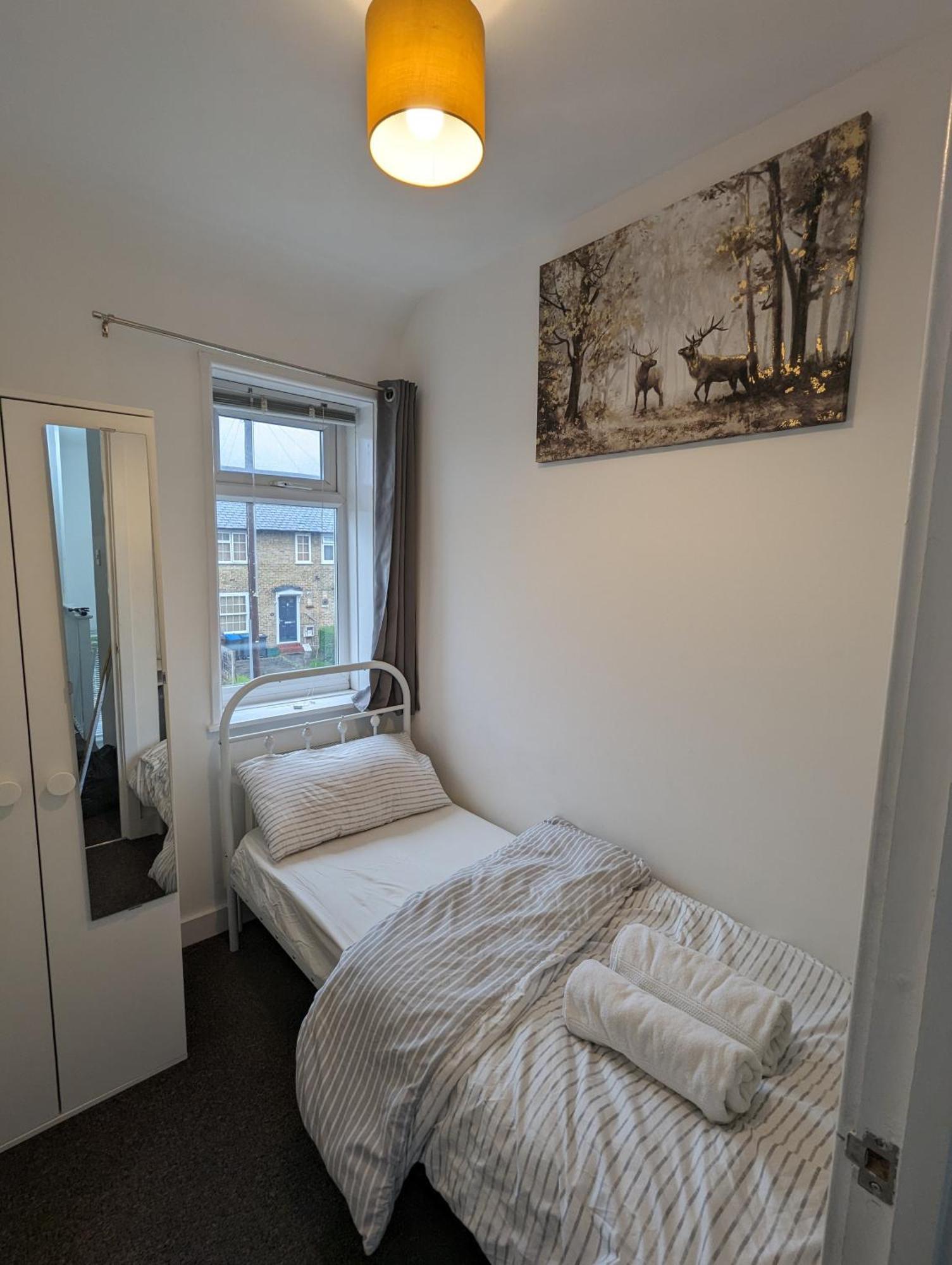Fantastic 3-Bedroom House In London Morden  Eksteriør bilde